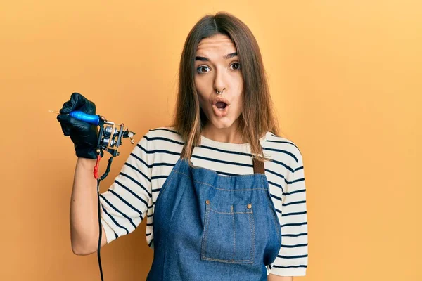 Junge Hispanische Tätowiererin Berufskleidung Und Handschuhen Erschrocken Und Erstaunt Mit — Stockfoto