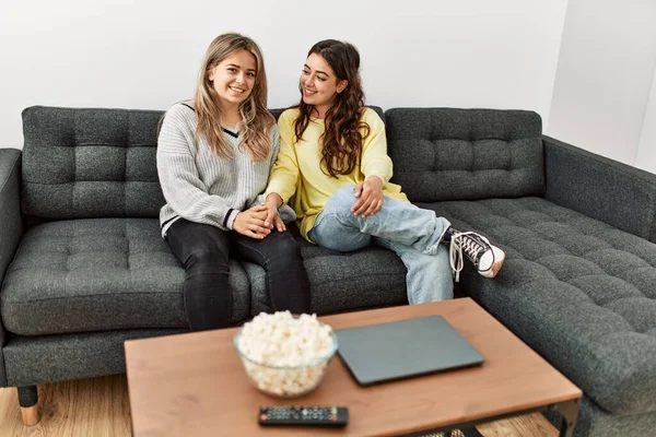 Jong Paar Glimlachen Gelukkig Zitten Bank Thuis — Stockfoto