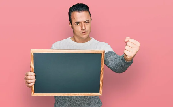 Knappe Jongeman Die Schoolbord Vasthoudt Geïrriteerd Gefrustreerd Schreeuwend Van Woede — Stockfoto