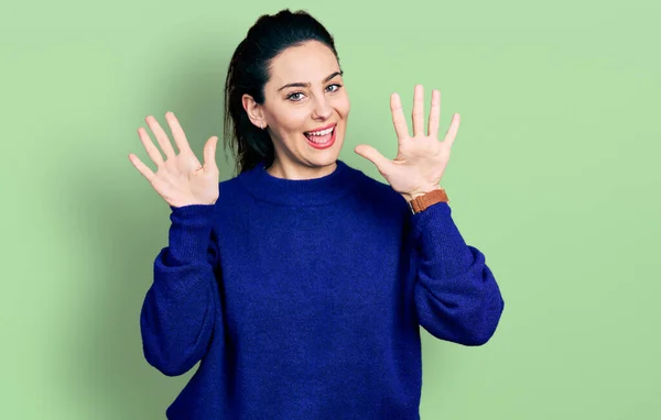 Jonge Latijns Amerikaanse Vrouw Draagt Casual Kleding Tonen Wijzen Met — Stockfoto