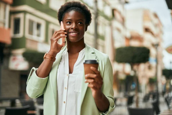 Ung Afrikansk Amerikansk Affärskvinna Talar Smartphone Dricka Kaffe Staden — Stockfoto