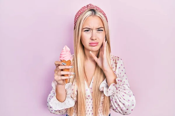 Menina Loira Jovem Segurando Gelado Sem Noção Expressão Confusa Conceito — Fotografia de Stock