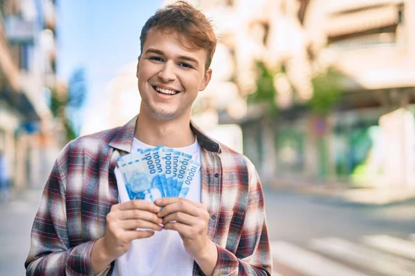 Joven Caucásico Sonriendo Feliz Sosteniendo Billetes Chile Pesos Ciudad —  Fotos de Stock