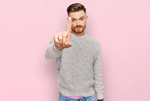 Jonge Roodharige Man Draagt Casual Winter Trui Wijzen Met Vinger — Stockfoto