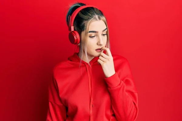 Young Modern Girl Wearing Gym Clothes Using Headphones Looking Stressed — Stock Photo, Image