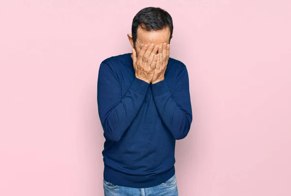 泣きながら手で顔を覆う悲しい表情のカジュアルな服を着た中年のパニック男 うつ病の概念 — ストック写真