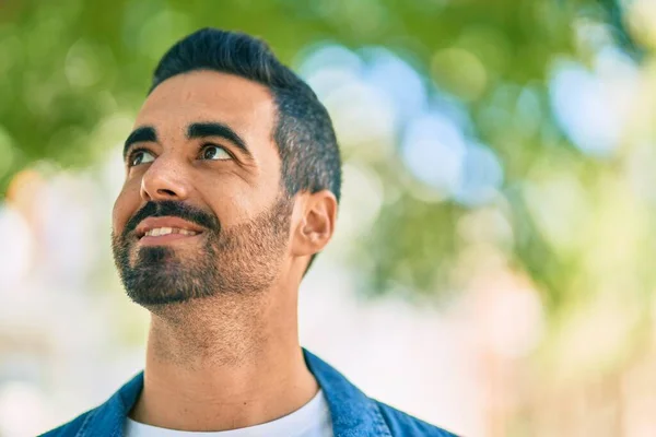 Ung Latinamerikansk Man Ler Glad Står Vid Parken — Stockfoto