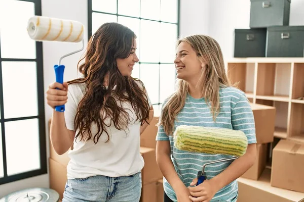 Joven Pareja Sonriendo Feliz Moviéndose Nuevo Hogar —  Fotos de Stock