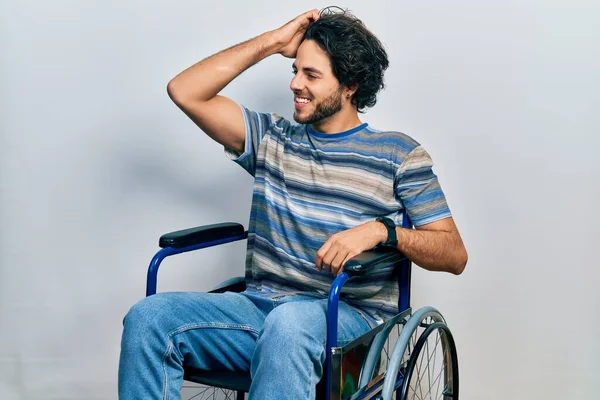 Tekerlekli Sandalyede Oturan Yakışıklı Kendine Güvenen Hareketleriyle Saçlarına Dokunan Çekici — Stok fotoğraf