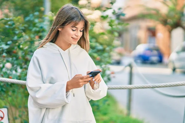 Kaukasisches Sportliches Teenager Mädchen Lächelt Glücklich Mit Smartphone Die Stadt — Stockfoto