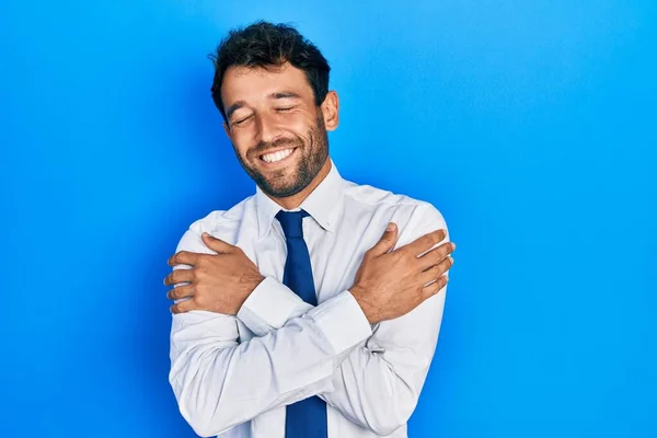 Homem Bonito Com Barba Vestindo Camisa Negócios Gravata Abraçando Feliz — Fotografia de Stock