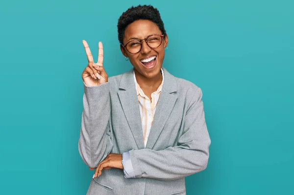Mladá Afro Americká Žena Oblečená Obchodního Oblečení Usmívající Veselou Tváří — Stock fotografie