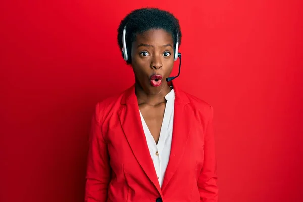 Fiatal Afro Amerikai Lány Visel Call Center Ügynök Headset Rémült — Stock Fotó