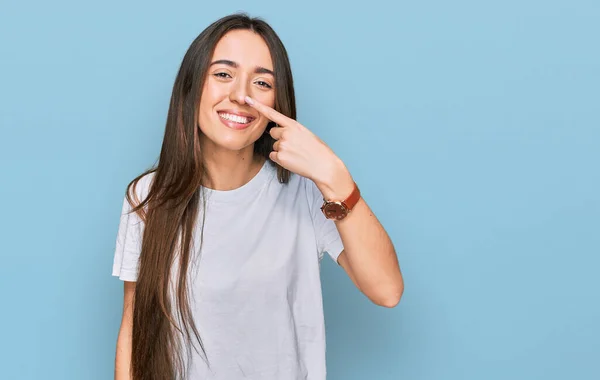 Ung Latinamerikansk Tjej Avslappnad Vit Shirt Som Pekar Med Handfingret — Stockfoto