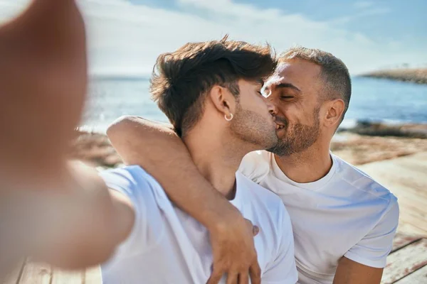 Mladý Gayové Pár Líbání Dělat Selfie Podle Kamery Pláži — Stock fotografie