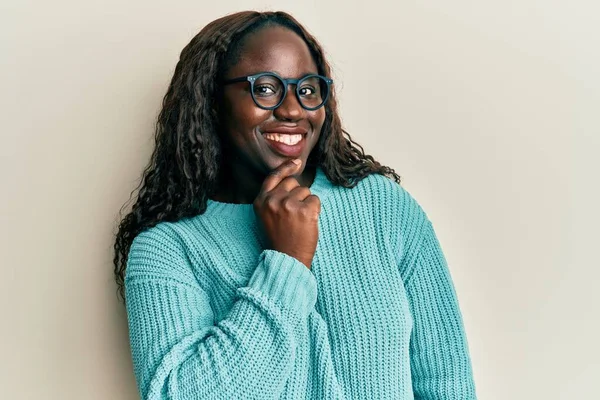 Afrikaanse Jonge Vrouw Draagt Casual Kleding Een Bril Glimlachend Zelfverzekerd — Stockfoto