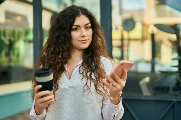 Mujer Hispana Joven Usando Smartphone Tomando Café Ciudad — Foto de Stock