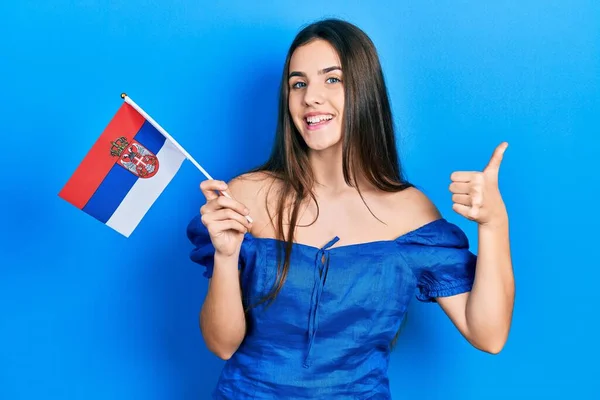 Joven Morena Adolescente Sosteniendo Bandera Serbia Sonriendo Feliz Positivo Pulgar —  Fotos de Stock