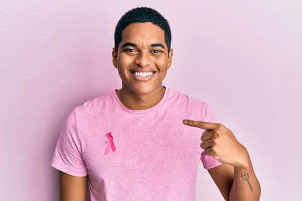 Mladý Pohledný Hispánec Nosí Růžovou Stužku Proti Rakovině Košili Ukazující — Stock fotografie