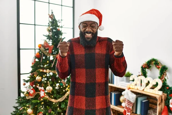 Afroameričan Klobouku Santa Clause Stojící Vánočního Stromku Nadšený Úspěchu Zdviženýma — Stock fotografie