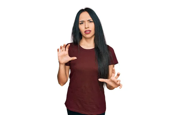 Junge Hispanische Mädchen Lässigem Shirt Angewidert Ausdruck Unzufrieden Und Ängstlich — Stockfoto