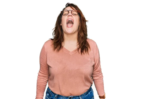 Młoda Kobieta Size Luźnych Ubraniach Okularach Wściekła Wściekła Krzycząc Sfrustrowana — Zdjęcie stockowe