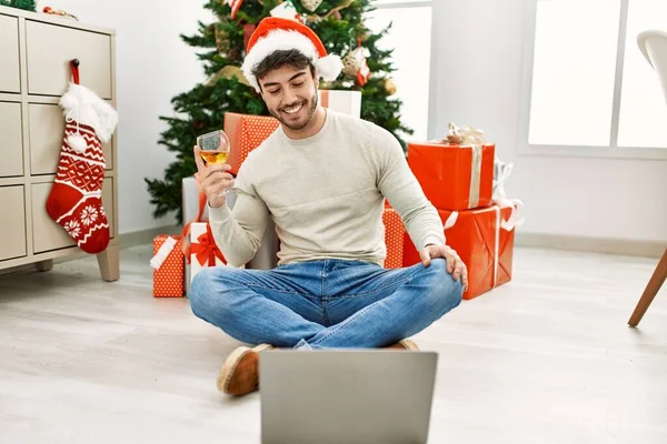 Joven Hispano Con Sombrero Navidad Bebiendo Champán Usando Laptop Casa — Foto de Stock