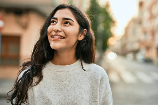 Joven Chica Oriente Medio Sonriendo Feliz Pie Ciudad — Foto de Stock