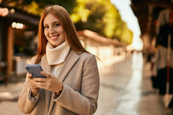 Jong Roodharig Meisje Glimlachen Gelukkig Met Behulp Van Smartphone Stad — Stockfoto