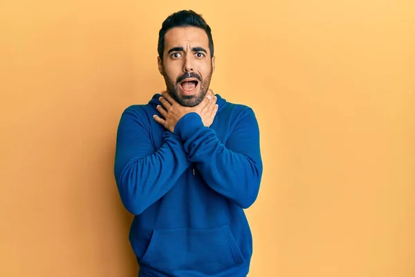 Young Hispanic Man Wearing Casual Clothes Shouting Suffocate Because Painful — Stock Photo, Image