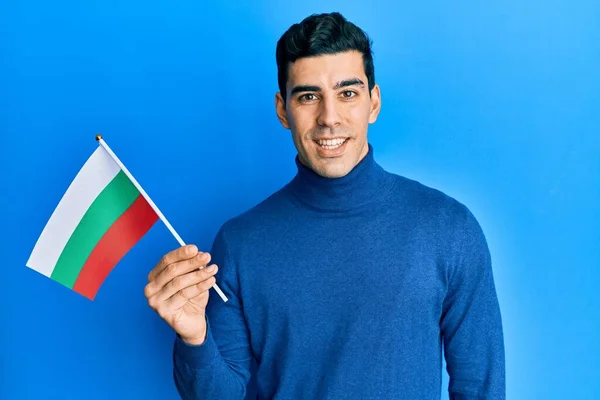 Bonito Homem Hispânico Segurando Bandeira Búlgara Olhando Positivo Feliz Sorrindo — Fotografia de Stock