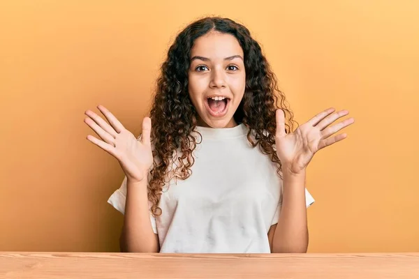 Adolescente Hispânico Menina Vestindo Roupas Casuais Sentado Mesa Comemorando Louco — Fotografia de Stock