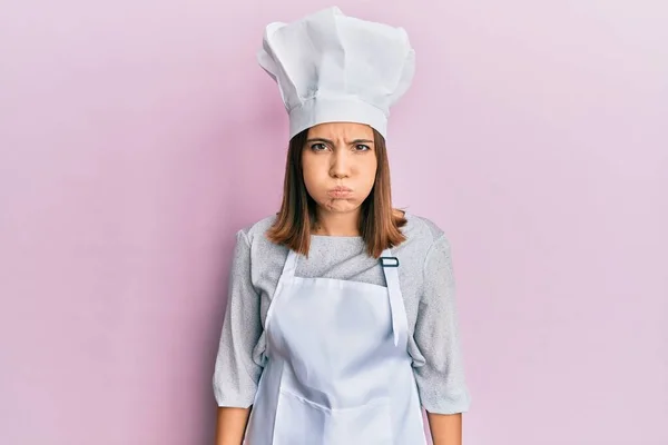 Joven Hermosa Mujer Con Uniforme Cocinero Profesional Sombrero Hinchando Mejillas —  Fotos de Stock