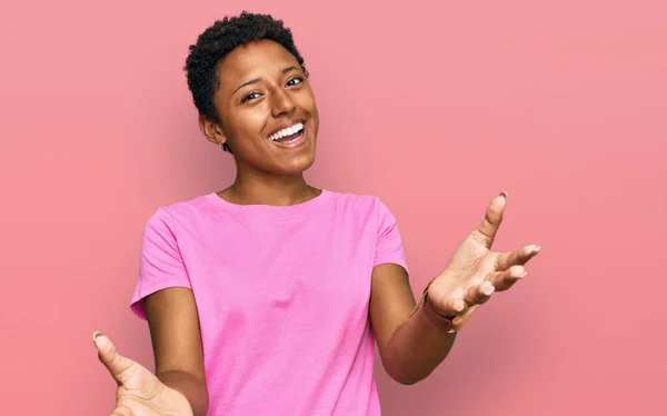 Jonge Afrikaanse Amerikaanse Vrouw Dragen Casual Kleding Lachend Vrolijk Aanbieden — Stockfoto