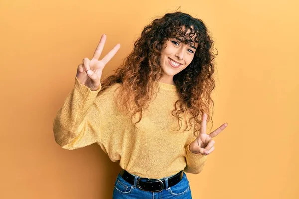 Joven Chica Hispana Vestida Con Ropa Casual Sonriendo Mirando Cámara —  Fotos de Stock