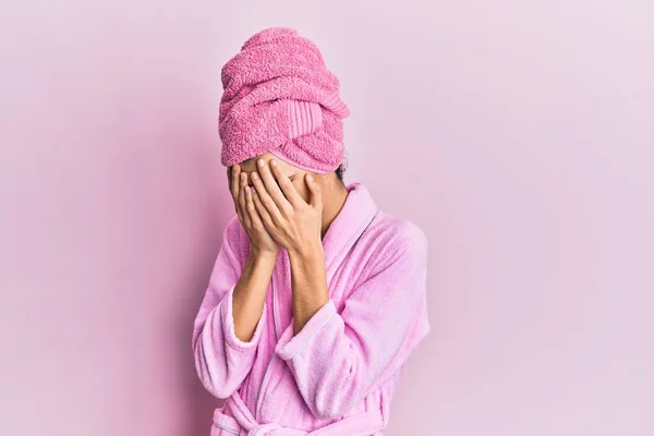 Jonge Man Draagt Vrouw Make Het Dragen Van Douche Handdoek — Stockfoto