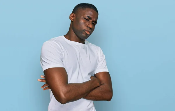 티셔츠를 바라보는 아프리카 미국인 남자는 자신감을 — 스톡 사진