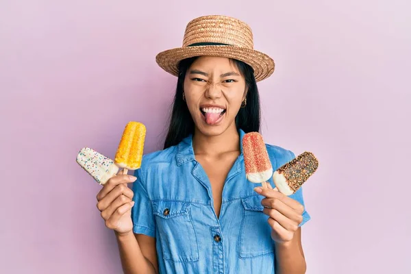 若いです中国人女性身に着けています夏スタイル保持アイスクリームステッキング舌アウト幸せとともに面白い式 — ストック写真