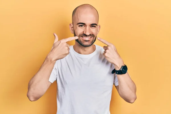 Homem Careca Jovem Vestindo Casual Shirt Branca Sorrindo Alegre Mostrando — Fotografia de Stock