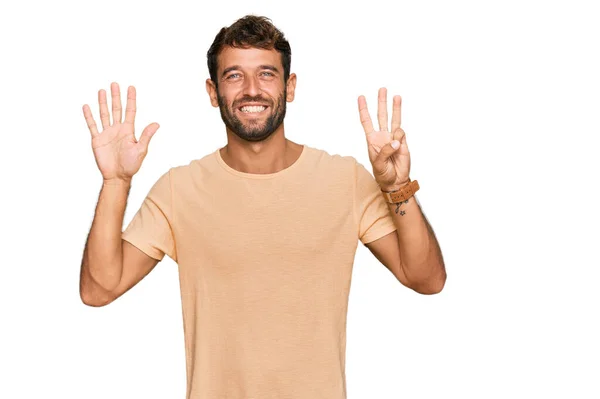 Przystojny Młody Człowiek Brodą Luźnej Koszuli Pokazuje Wskazuje Palcami Numer — Zdjęcie stockowe