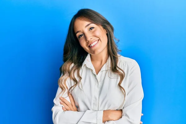 Jovem Morena Vestindo Roupas Casuais Rosto Feliz Sorrindo Com Braços — Fotografia de Stock