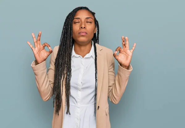 Mujer Afroamericana Con Chaqueta Negocios Relajada Sonriente Con Los Ojos — Foto de Stock