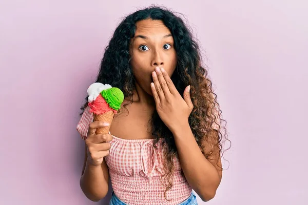 手で口を覆うアイスクリームを持っている若いラテン語の女性はショックを受け 間違いを恐れています 驚きの表情 — ストック写真