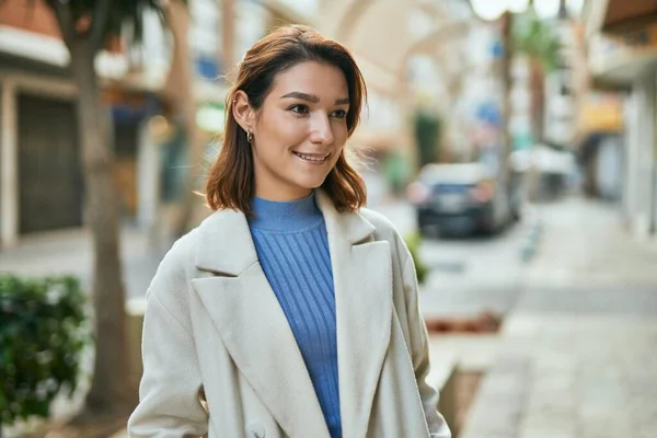 Jonge Spaanse Vrouw Glimlachend Gelukkig Staande Stad — Stockfoto