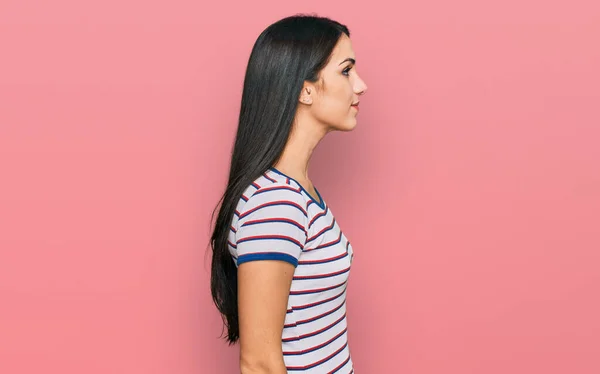 Chica Hispana Joven Con Camiseta Rayas Casuales Mirando Costado Pose —  Fotos de Stock
