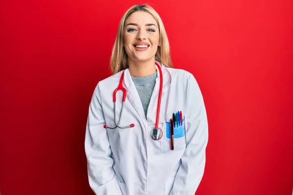 Young Caucasian Woman Wearing Doctor Uniform Stethoscope Happy Cool Smile — Stock Photo, Image