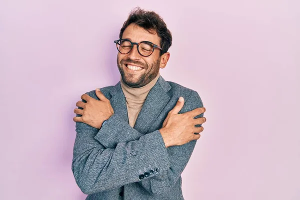 Hezký Muž Vousy Pracovní Bundě Brýlích Objímající Šťastný Pozitivní Úsměvem — Stock fotografie