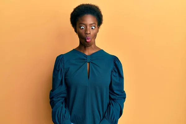 Ung Afrikansk Amerikansk Flicka Klädd Avslappnade Kläder Gör Fisk Ansikte — Stockfoto