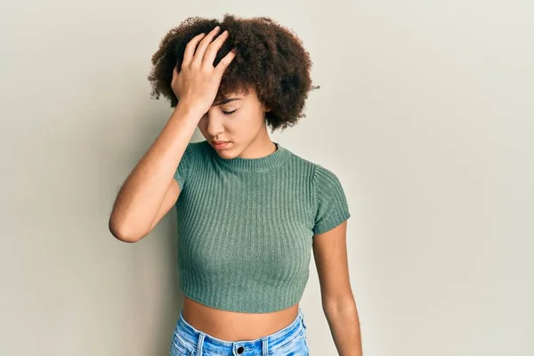 Menina Hispânica Jovem Vestindo Roupas Casuais Surpreso Com Mão Cabeça — Fotografia de Stock