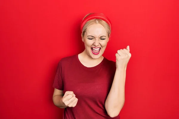 Jeune Femme Blonde Portant Shirt Rouge Décontracté Célébrant Surprise Étonnée — Photo
